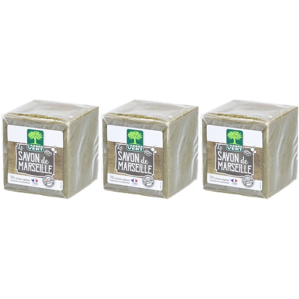 Trois savons carrés emballés. Étiquette frontale avec inscription "Savon de Marseille". Marque "L'Arbre Vert" visible.
