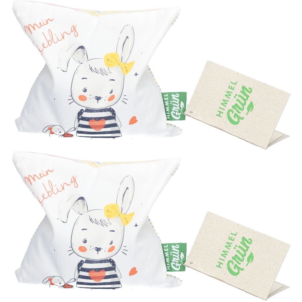 Deux coussins avec motif lapin et étiquette. Inscription "Mein Liebling". Marque : HIMMELGRÜN. Étiquette verte et blanche avec logo.