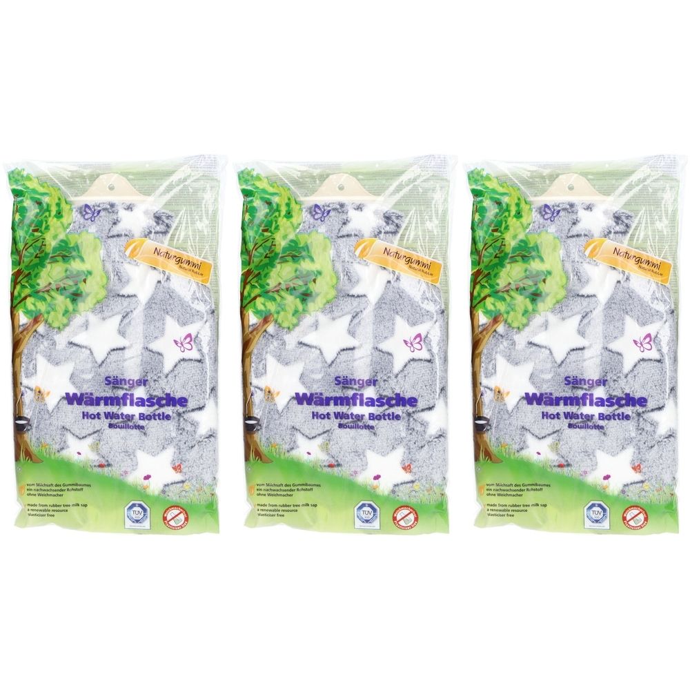 Drie warmwaterkruiken in plastic verpakking. Op elke kruik staat "Sänger Wärmflasche Hot Water Bottle". De kruiken hebben een blauw sterrenpatroon.