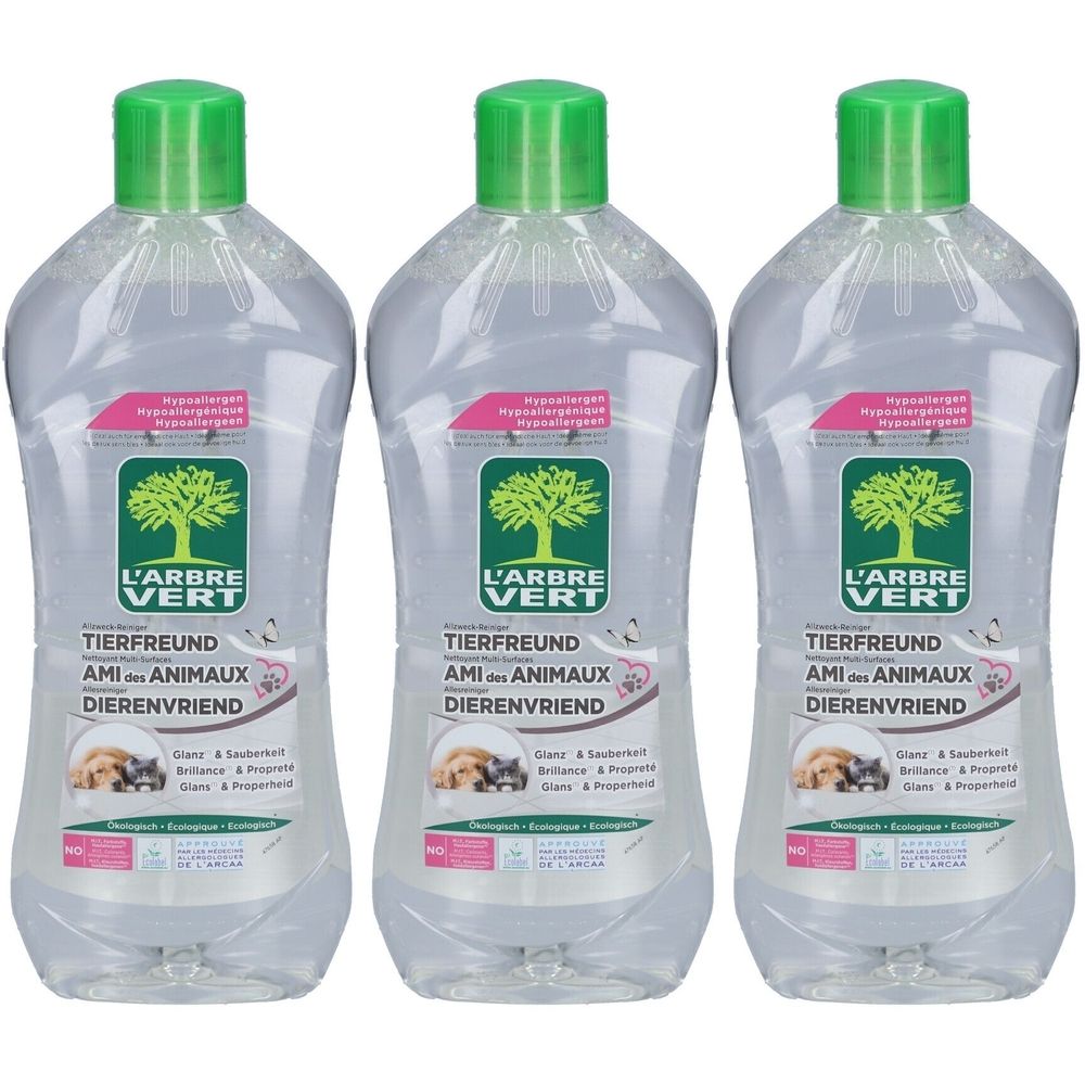 Trois flacons de nettoyant multi-usages L'ARBRE VERT. Liquide clair dans des bouteilles transparentes avec des bouchons verts. Étiquette avec logo arbre et texte.