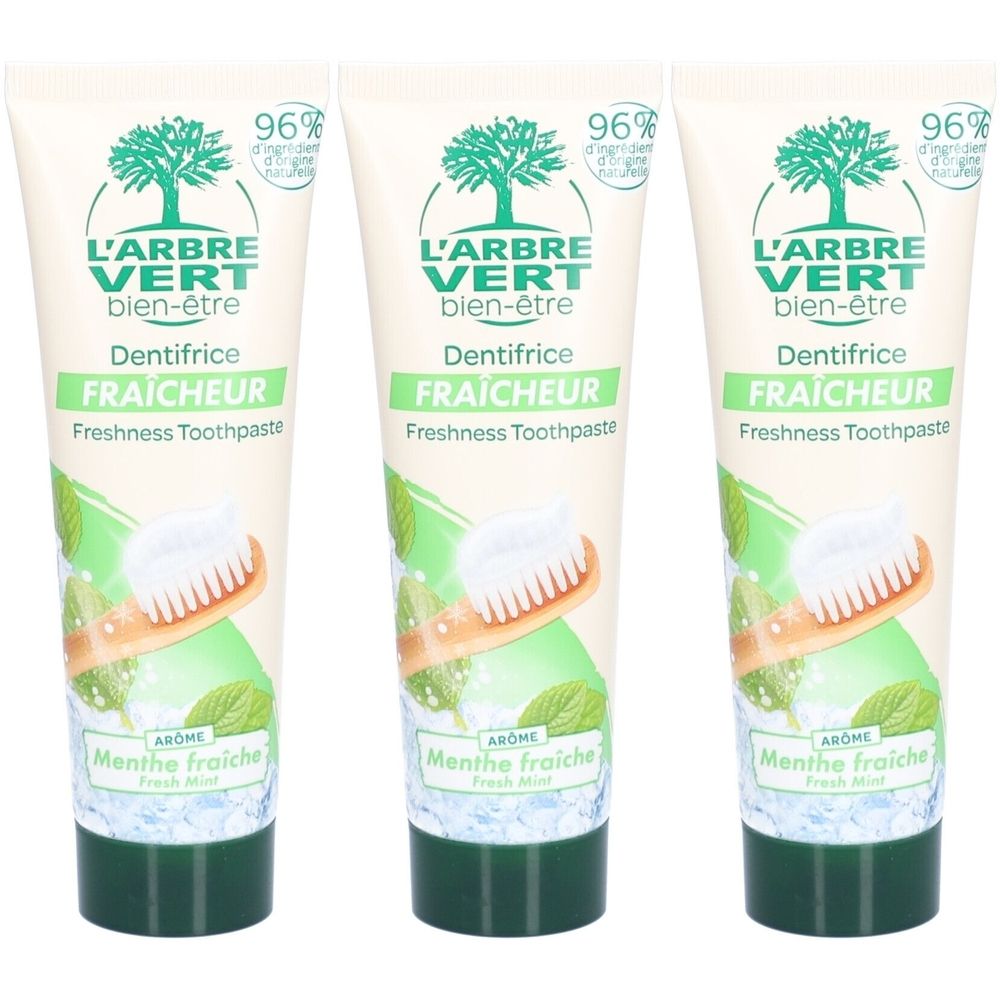 Drie tubes tandpasta. Opschrift: L'ARBRE VERT, Dentifrice Fraîcheur, 96%. Afbeelding van tandenborstel en munt.
