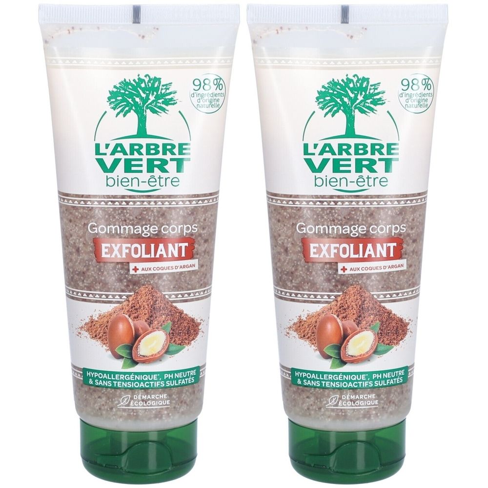 Twee tubes lichaamsscrub. Witgroene verpakking met logo en productinfo. Tekst: EXFOLIANT, pH neutraal.