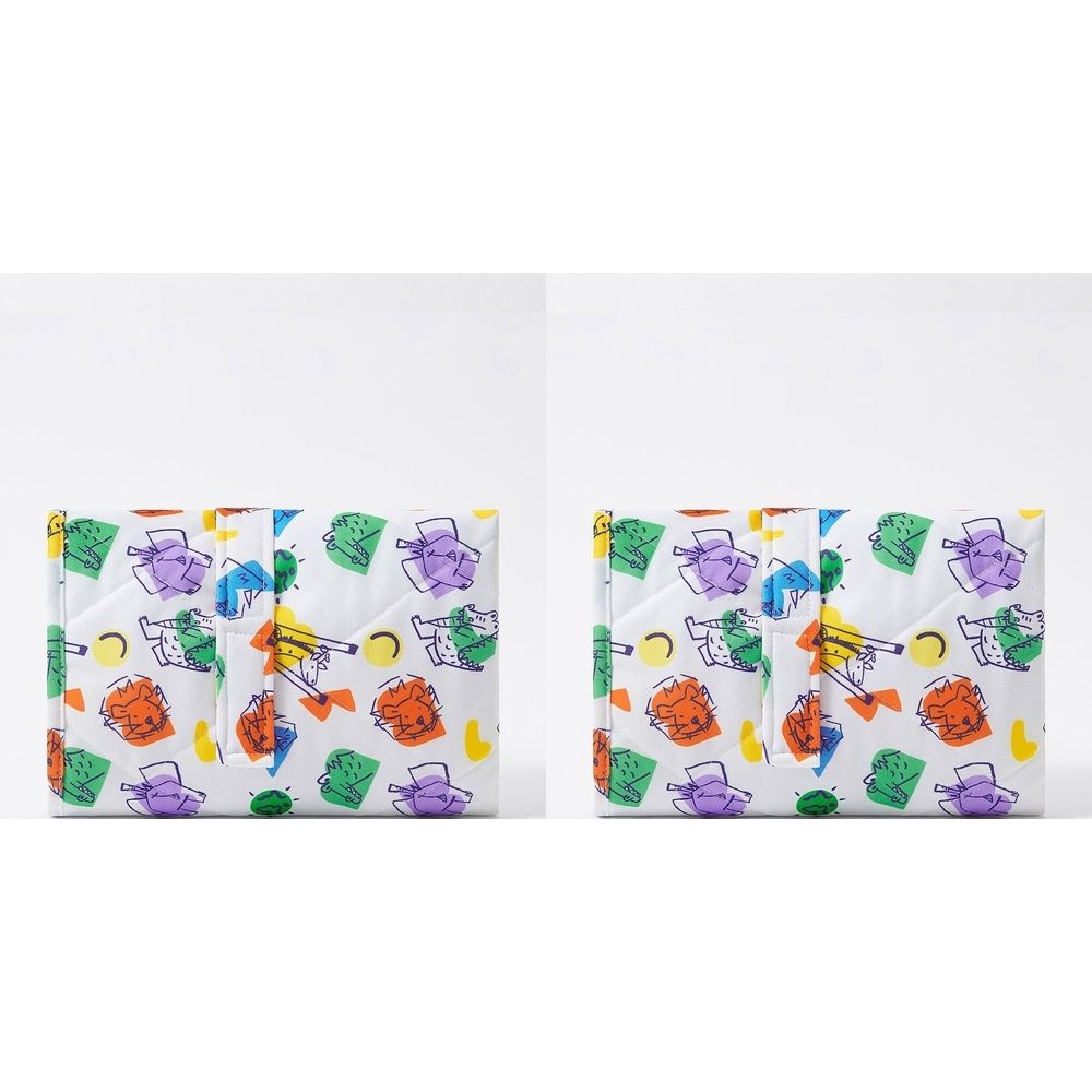 Reisverschoonmat met kleurrijk patroon. Vierkante vorm, witte achtergrond. Er worden twee identieke matten getoond.