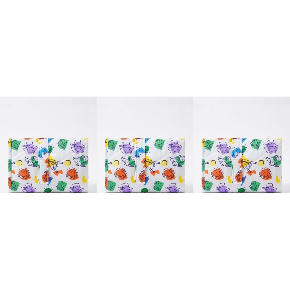 Reisverschoonmat met kleurrijk motief. Witte ondergrond met kleurrijke figuren. Vierkante vorm, gewatteerd.