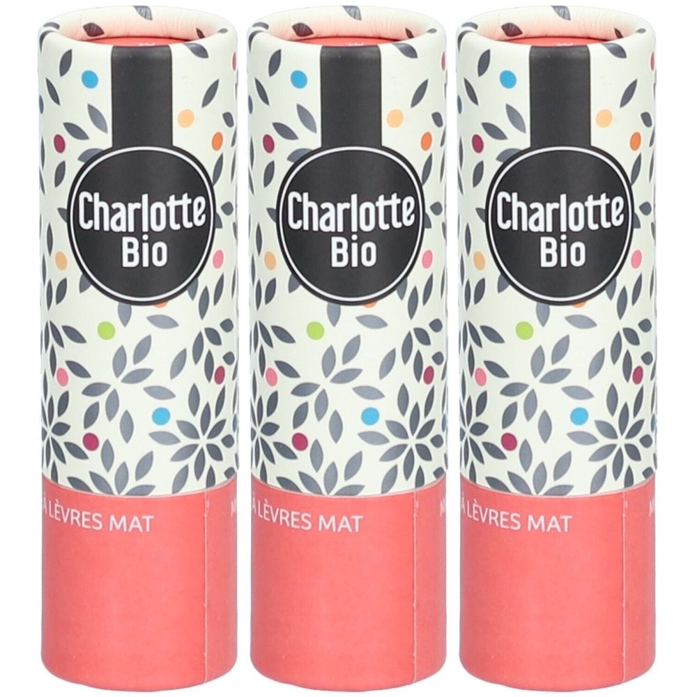Drie lippenstiften in cilindrische verpakkingen. Opschrift: Charlotte Bio, LEVRES MAT. Verpakking met bloemmotief en gekleurde stippen.