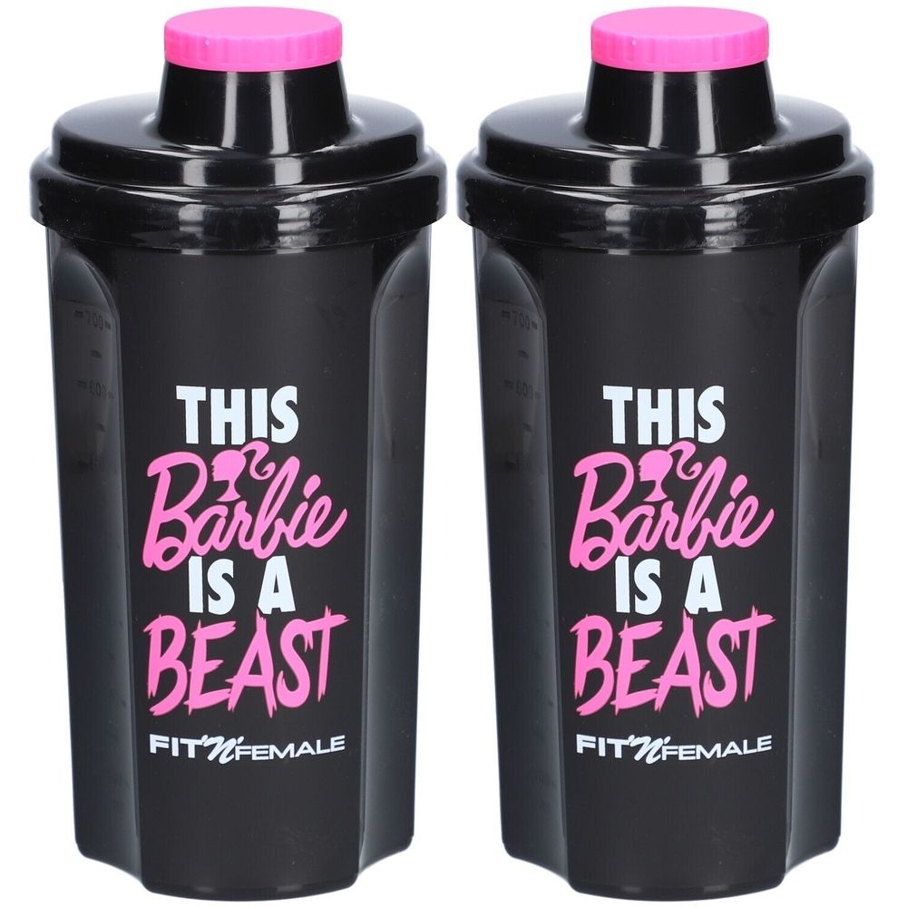 Twee zwarte shakers met roze deksels. Opschrift: "THIS Barbie IS A BEAST" en "FIT'N'FEMALE".