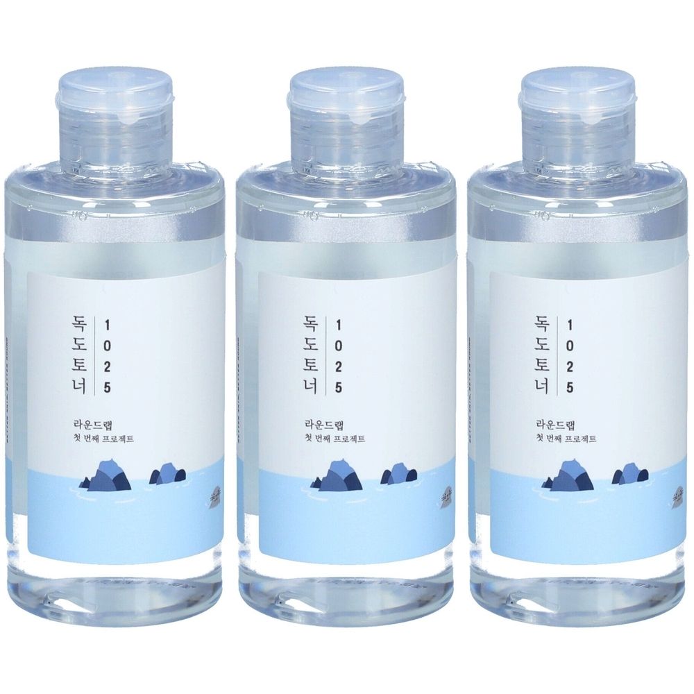 Drie transparante flessen met witte etiketten en Koreaanse tekst. Blauw landschap op het etiket.