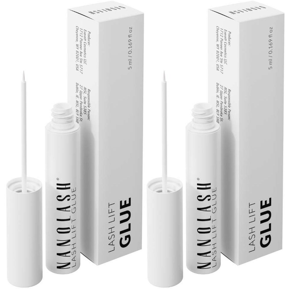 Twee witte flacons NANOLASH wimperliftlijm met applicators en verpakkingen. Op de verpakking staat "LASH LIFT GLUE".