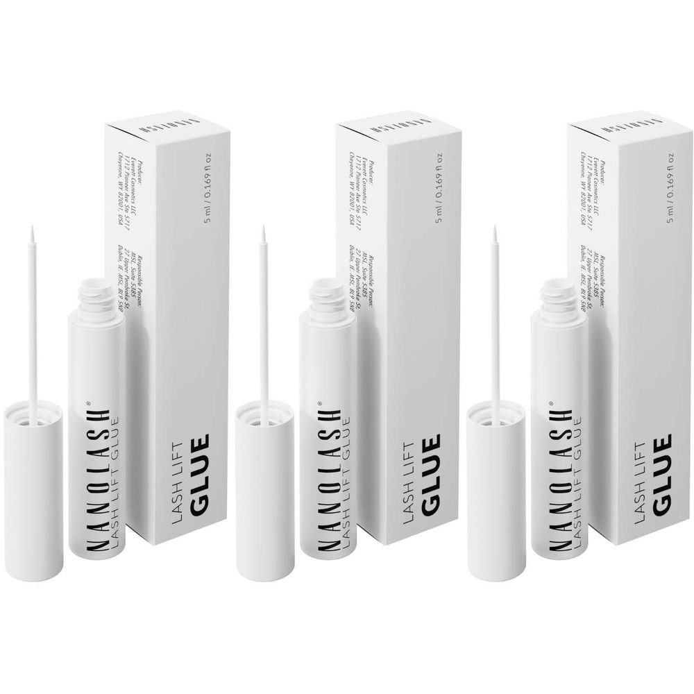 Drie witte flacons met applicators en dozen. Op de flacons staat "NANOLASH LASH LIFT GLUE".