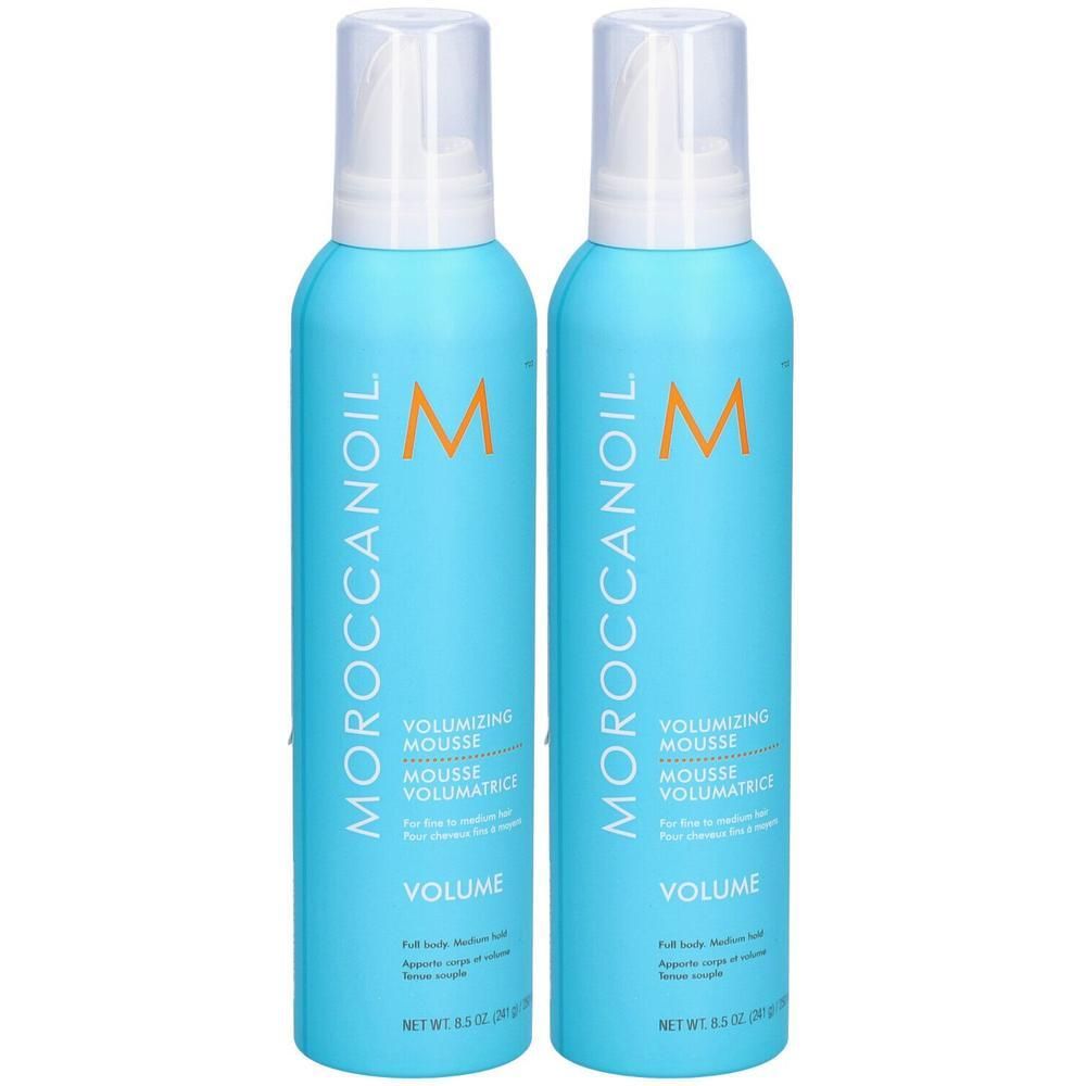 Twee lichtblauwe spuitbussen van MOROCCANOIL Volumizing Mousse. Transparante doppen, oranje logo.