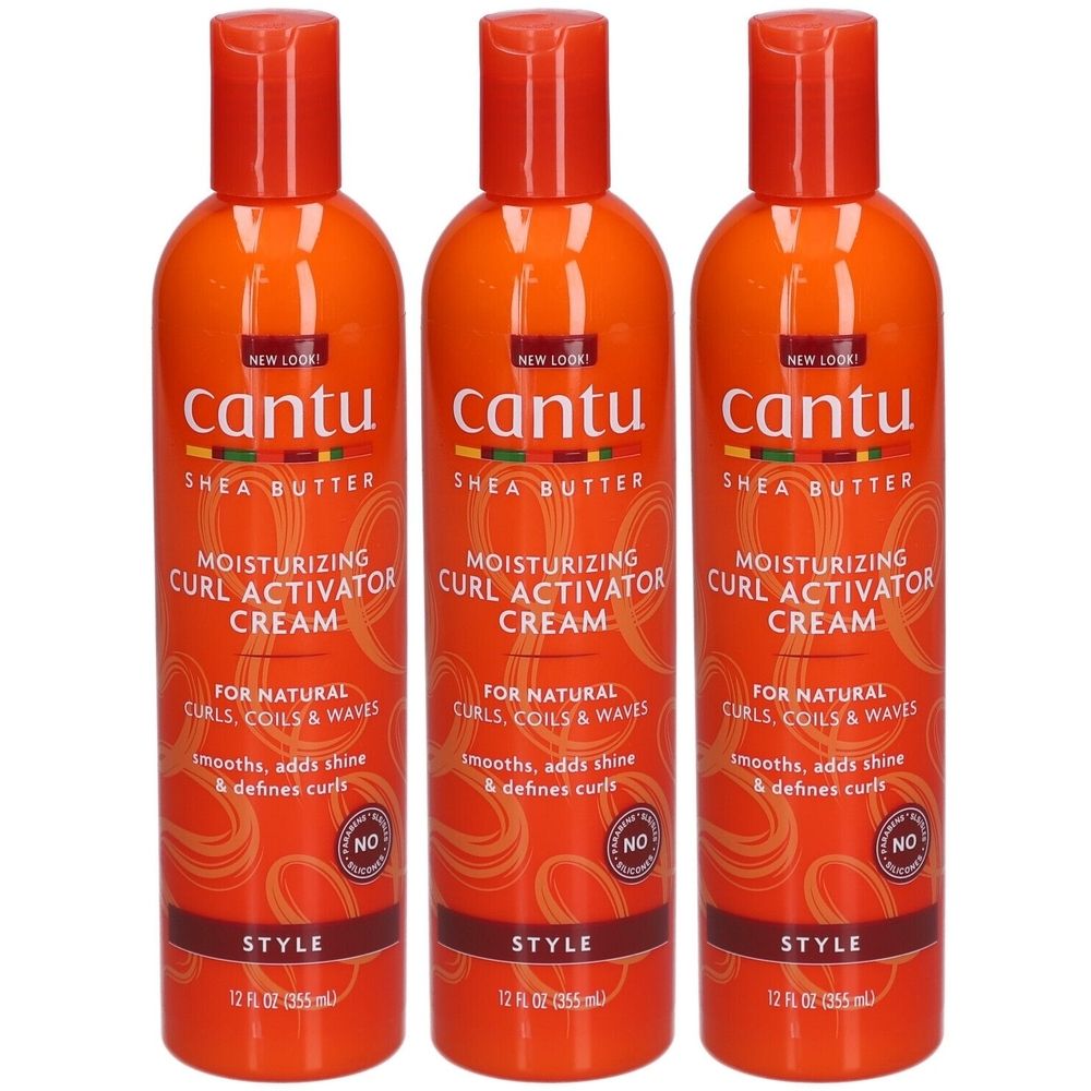 Trois bouteilles de crème activatrice de boucles hydratante CANTU. Bouteilles orange avec bouchons rouges. Texte : Beurre de karité, pour boucles, vagues.