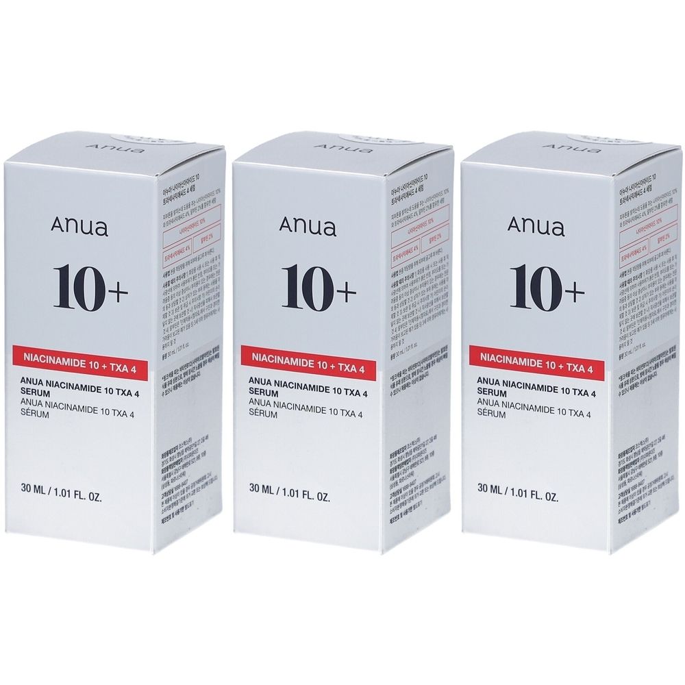 Trois boîtes blanches "Anua 10+". Inscription : Niacinamide 10 + TXA 4 Serum. 30 ml / 1.01 fl. oz.