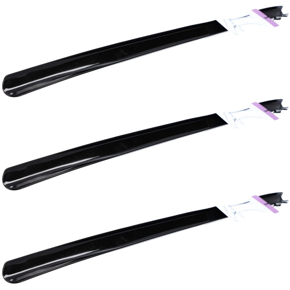 Drie zwarte schoenlepels. Langwerpige vorm met afgeronde uiteinden. Handvatten met wit papieren tape en paarse tape.