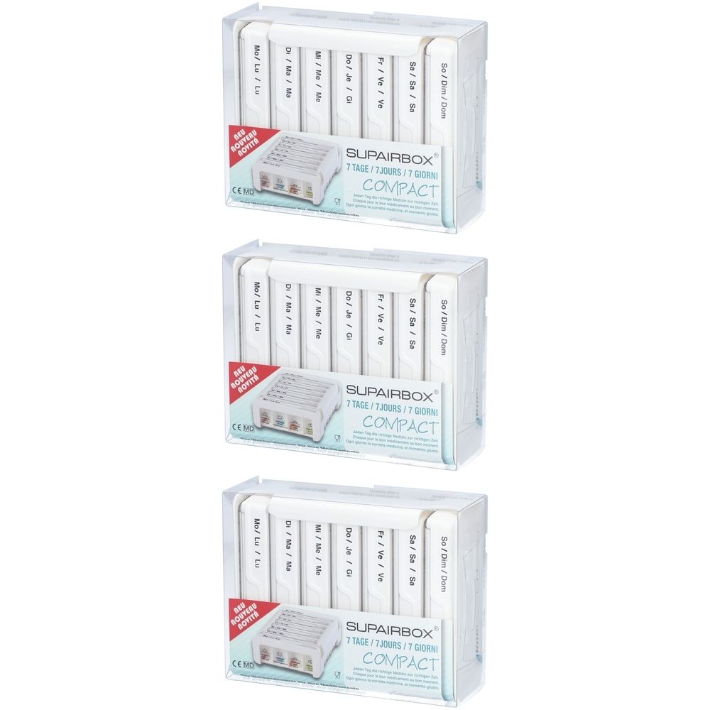 Drie witte pillendoosjes in transparante verpakking. Elke doos heeft zeven vakken met weekdagen. Opschrift: COMPACT.