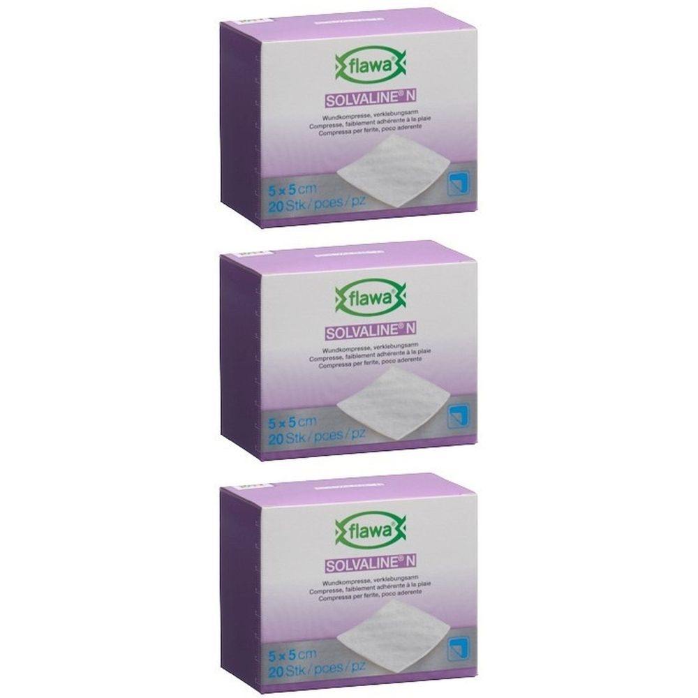 Drie verpakkingen Flawa Solvaline N kompressen. Elke verpakking toont 5x5cm, 20 stuks. Paars-witte verpakking met productnaam en logo.