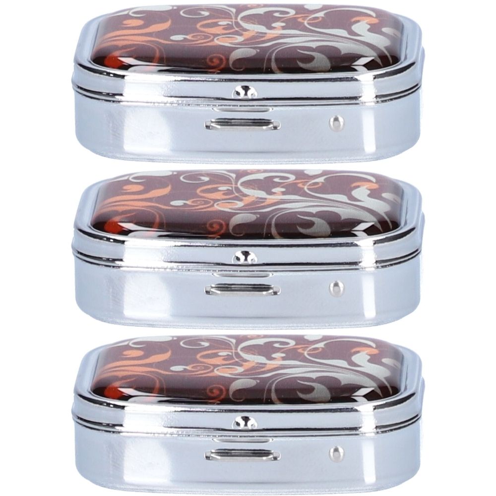 Drie rechthoekige pillendoosjes met bloemmotief op deksel. Zilverkleurig metalen frame.