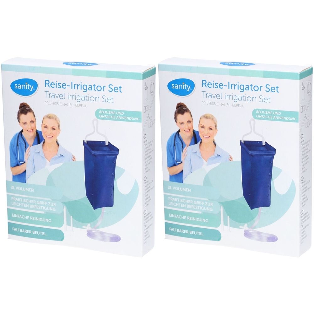 Twee productverpakkingen. Opschrift: "sanity Reise-Irrigator Set". Afgebeeld zijn twee vrouwen, een blauwe zak en een standaard.