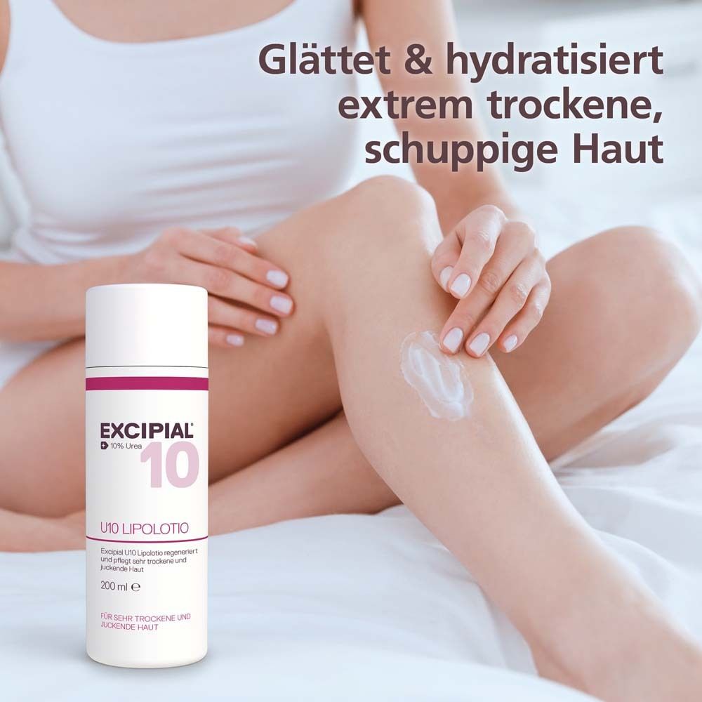 Flacon Excipial U10. Femme applique lotion sur la jambe. Texte: Lisse et hydrate.