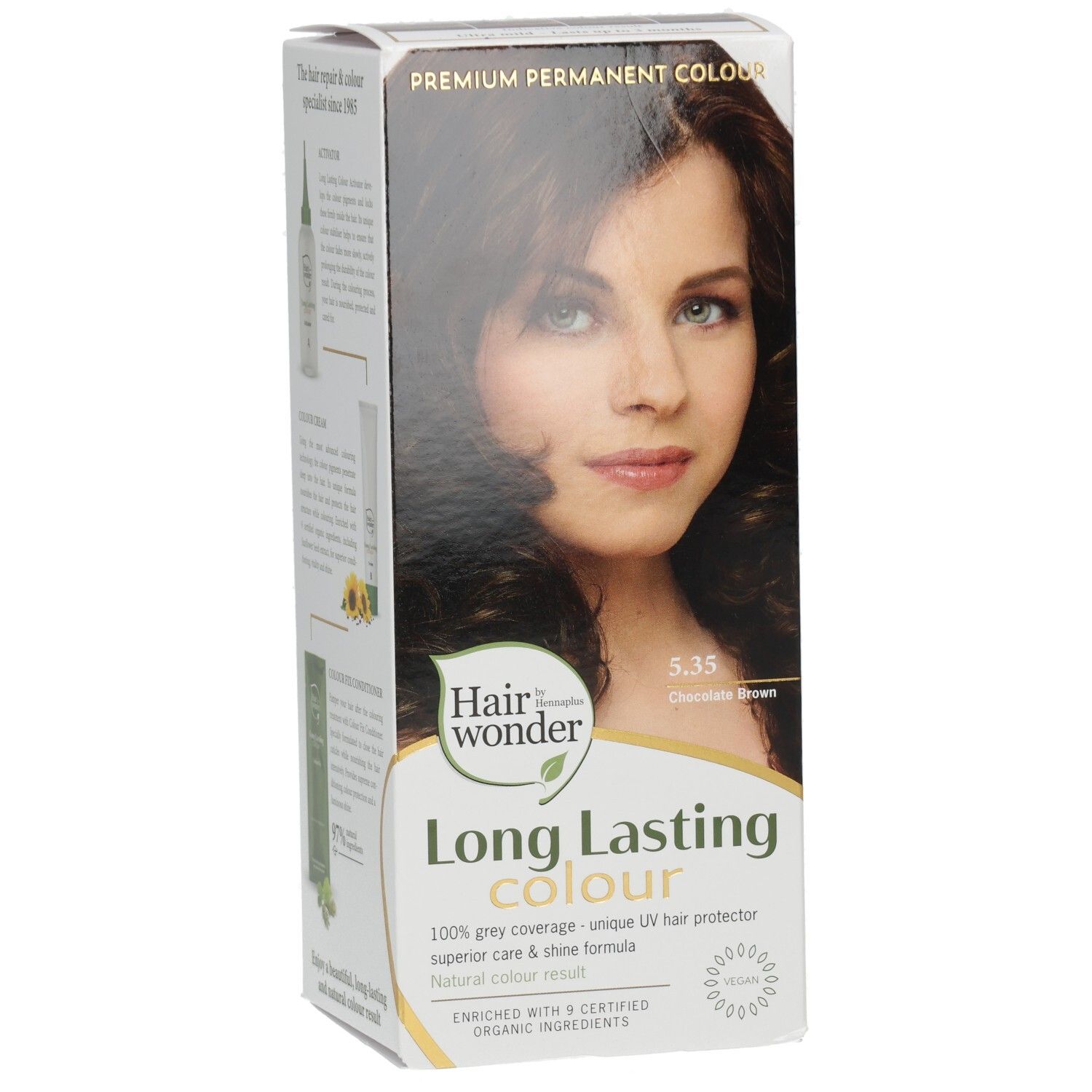 Verpakking haarverf. Vrouw met bruin haar, productnaam, tint 5,35 Chocolate Brown.