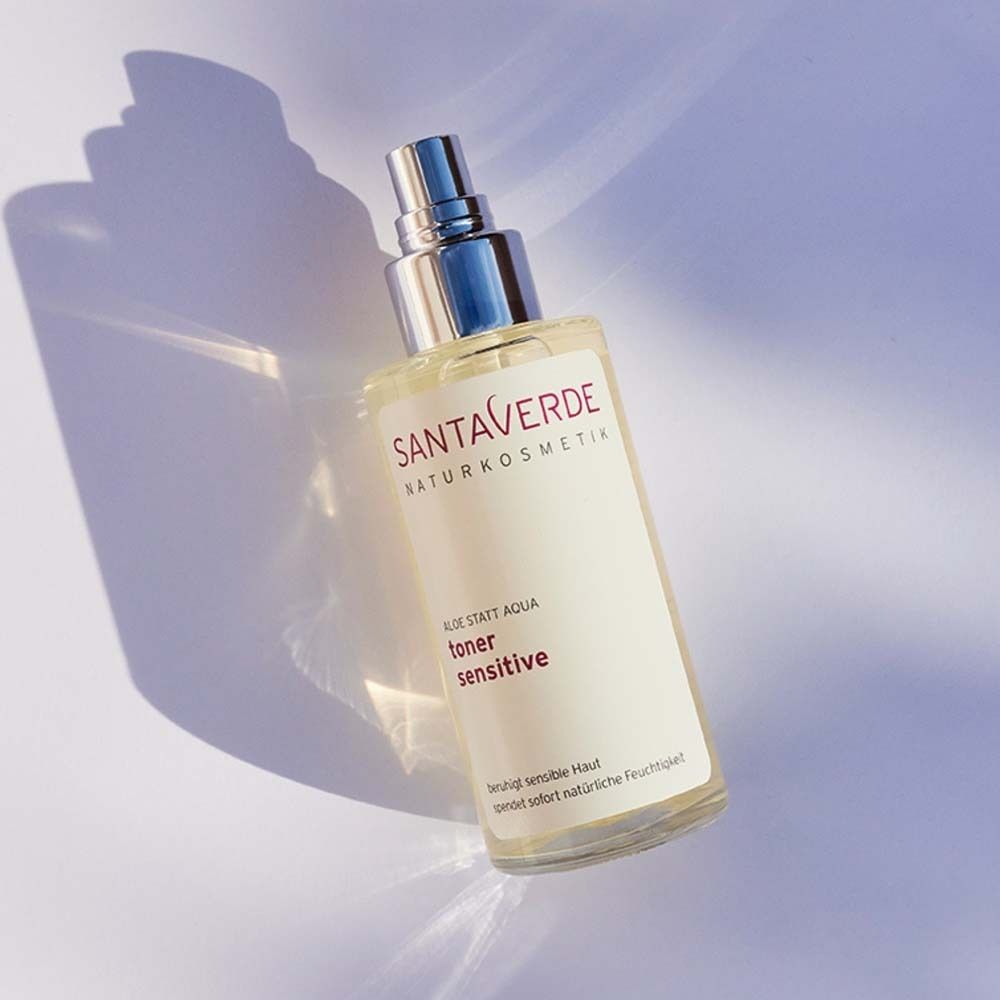 Toner sensitive SANTAVERDE. Flacon pulvérisateur sur fond violet. Vaporisateur argenté.