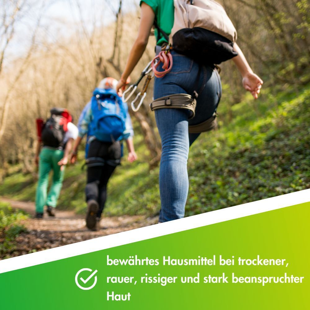 Wandelaars op een bospad. Tekst: Beproefd huismiddeltje bij droge, ruwe, gebarsten en zwaar belaste huid.