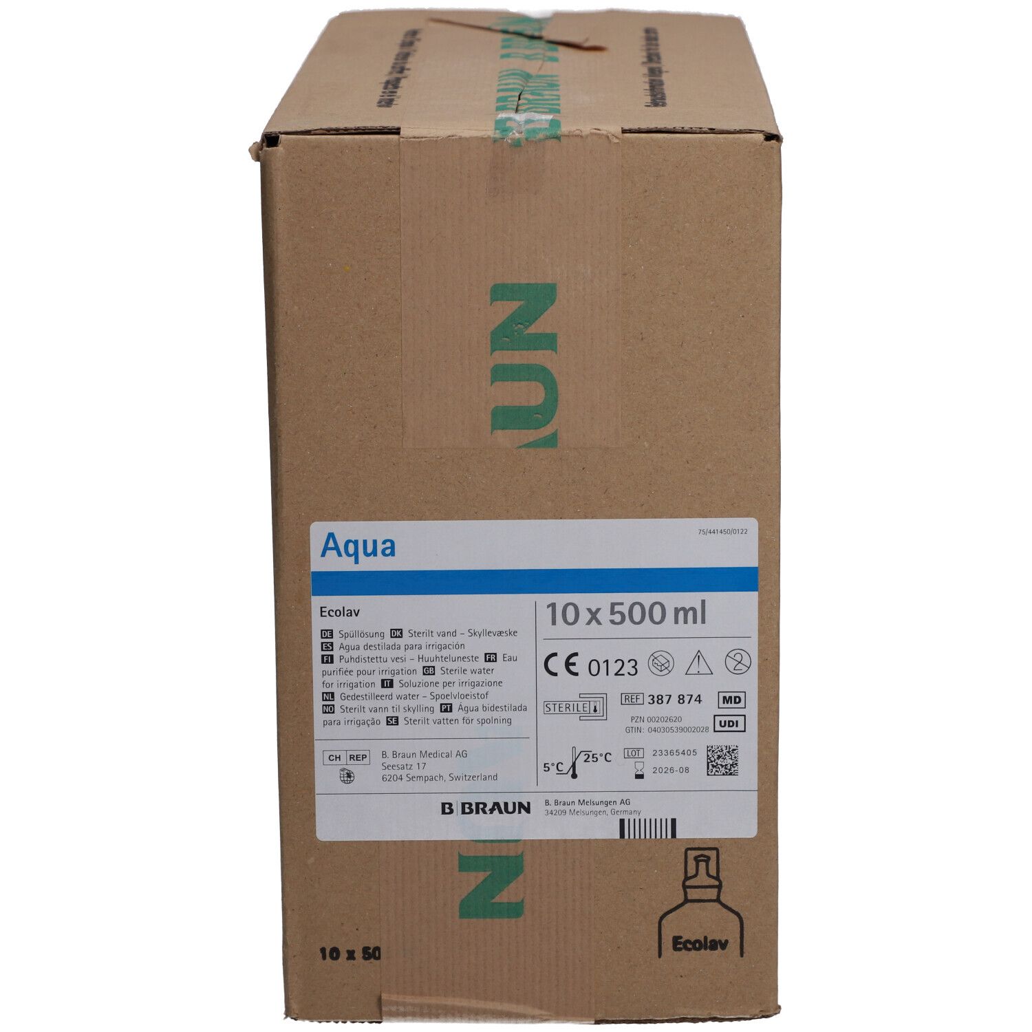 Karton met opschriften. "Aqua" en "10 x 500 ml" zichtbaar. Certificeringen en het B. Braun logo zijn ook aanwezig.
