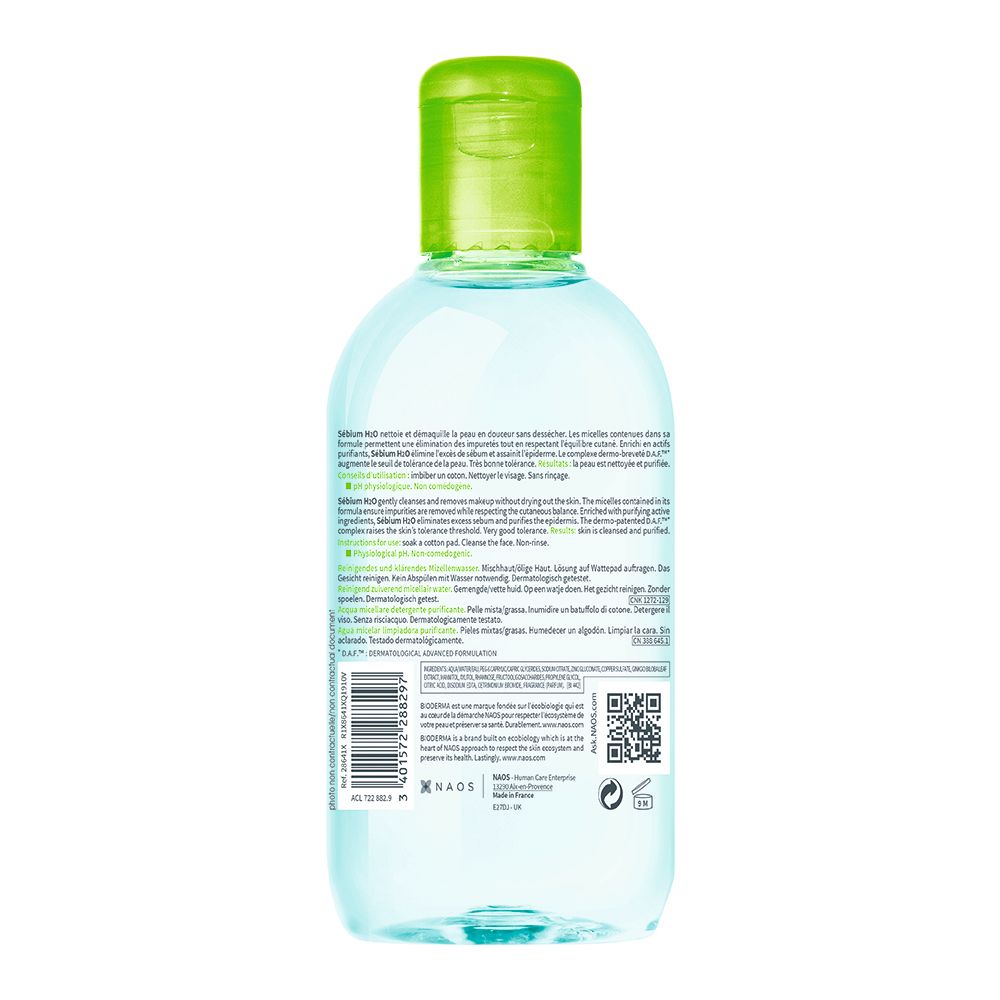 Liquide clair dans une bouteille transparente avec un bouchon à rabat vert. Étiquette arrière avec texte et code-barres.