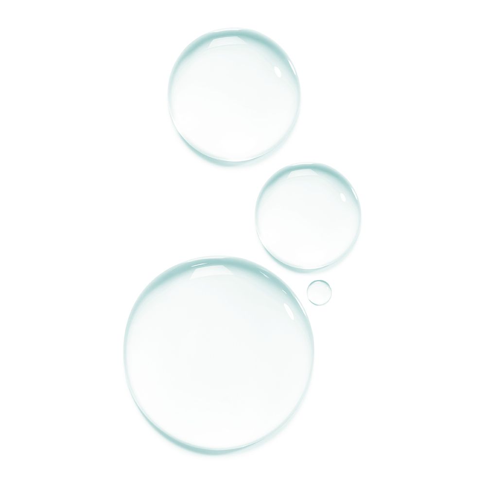 Quatre gouttes bleu clair translucides sur fond blanc.