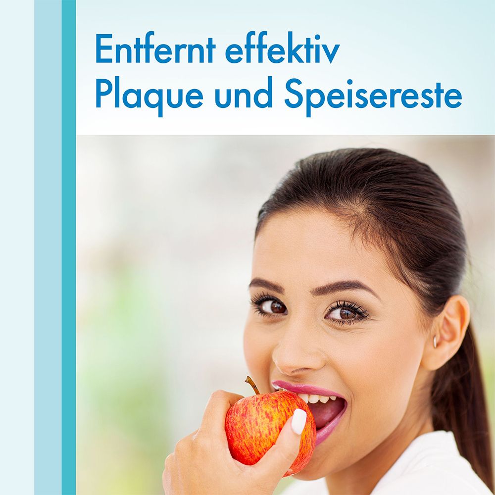 Een vrouw eet een appel. Tekst: Verwijdert effectief tandplak en voedselresten.