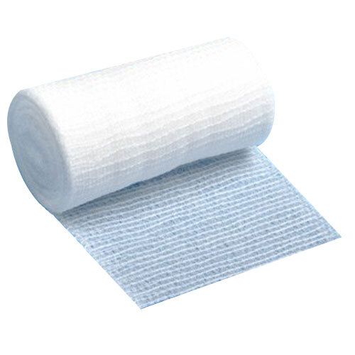 Bande de fixation élastique blanche, enroulée. Une extrémité est déroulée. Sur fond clair.