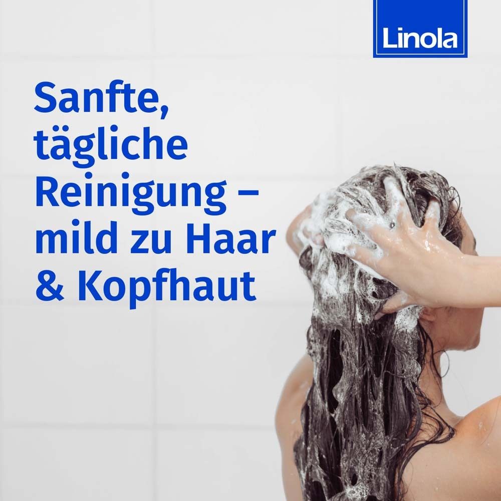 Persoon wast haar met Linola shampoo. Tekst: Zachte, dagelijkse reiniging – mild voor haar & hoofdhuid.