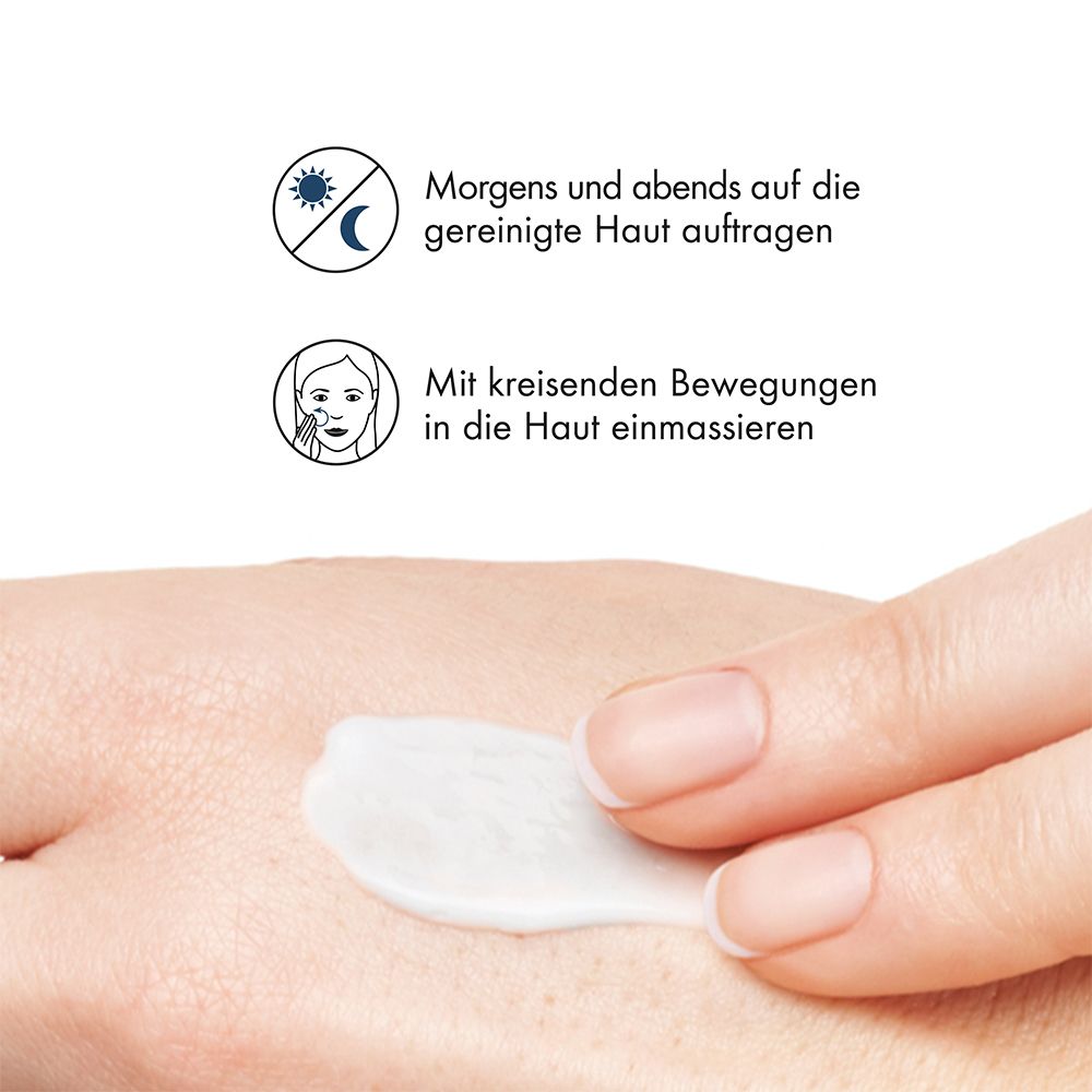 Hand met crème. Gebruiksaanwijzing: 's Ochtends en 's avonds aanbrengen op de gereinigde huid. Inmasseren met cirkelvormige bewegingen.