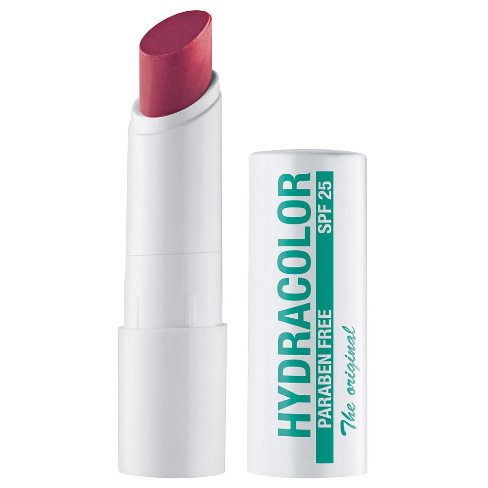 Stick de soin des lèvres avec capuchon ouvert. Le stick montre une pointe prune. HYDRACOLOR, PARABEN FREE, SPF 25 est écrit sur le stick blanc.