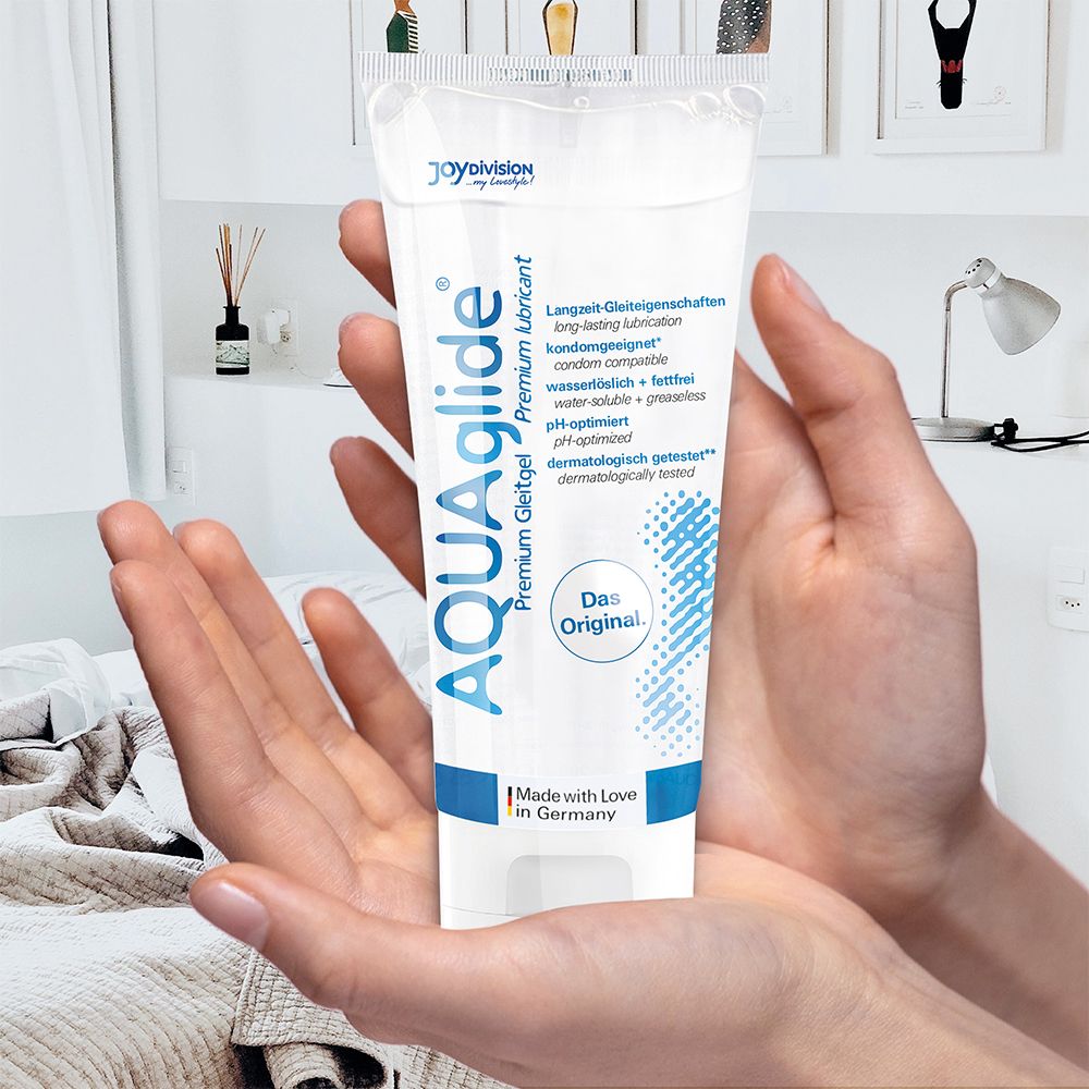 Gel AQUAglide, tube. Produit tenu dans les mains. Propriétés lubrifiantes longue durée, compatible avec les préservatifs, soluble dans l'eau, sans graisse.