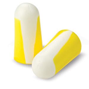 Twee geel-witte oordopjes. Zacht materiaal, cilindrische vorm met afgeronde punt.
