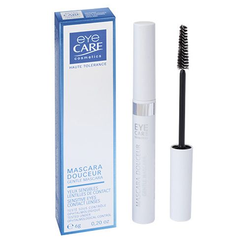 Mascara et emballage. Tube de mascara blanc avec brosse noire. Emballage bleu avec informations sur le produit.