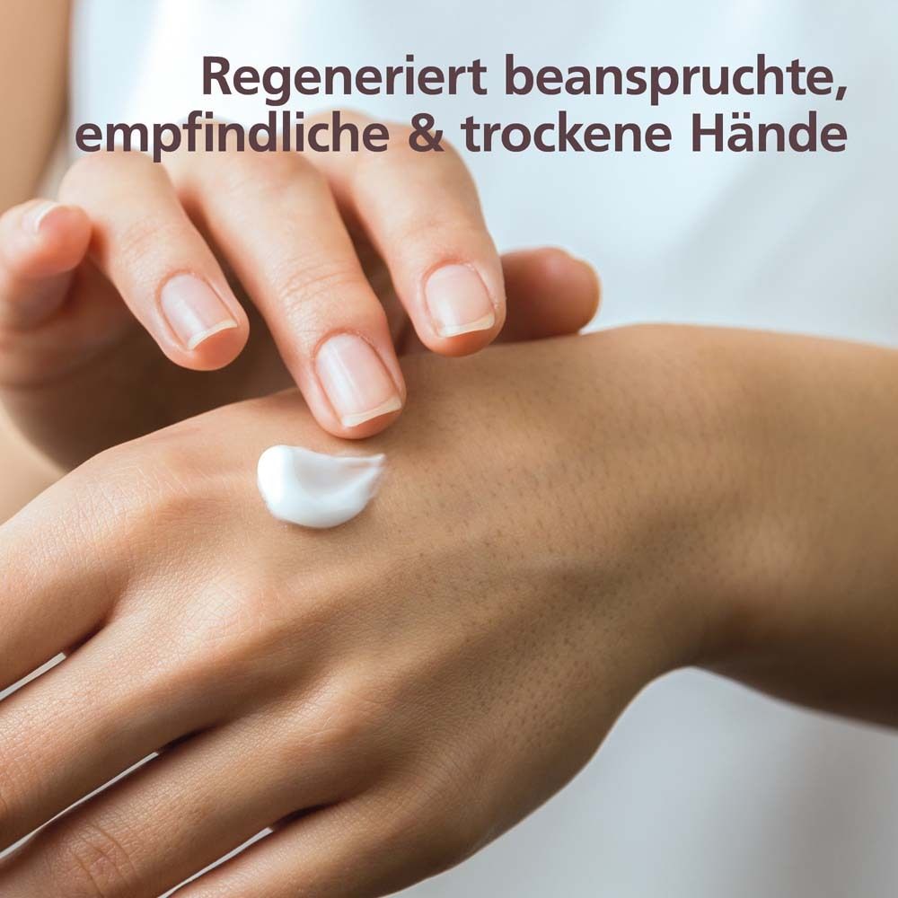 Hand met crème. Witte crème op de hand. Achtergrond onscherp.
