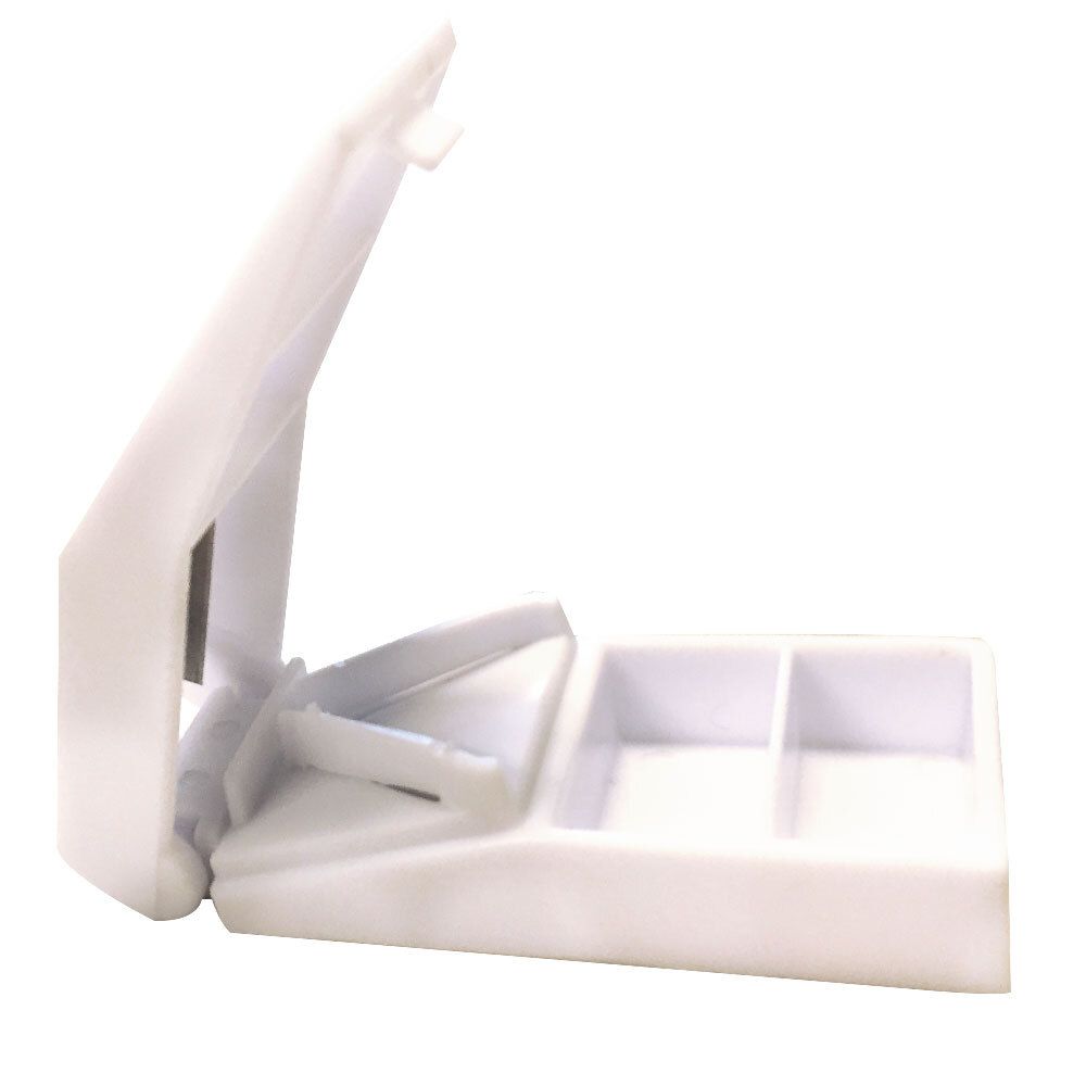 Witte pillensnijder met V-vormige houder en mes. Open weergave met twee compartimenten.