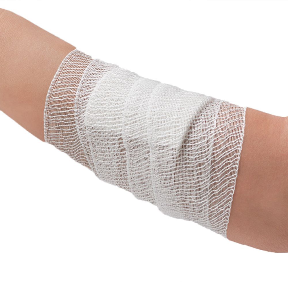 Arm met wit verband. Het verband is om de arm gewikkeld.