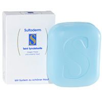 Lichtblauwe syndetzeep met grote 'S' en verpakking met 'Sulfoderm' logo. Tekst: 'Sond Syndetseife'.