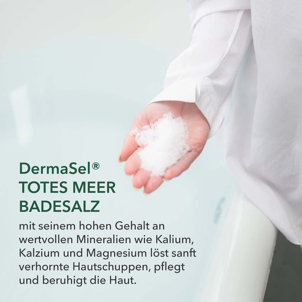 Main avec sel de bain. Texte: DermaSel Totes Meer Badesalz avec minéraux comme potassium, calcium et magnésium. Pour le soin de la peau.