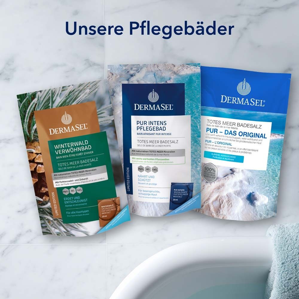 Trois emballages de produits. DermaSel Winterwald Verwöhnbad, Pur Intens Pflegebad, Pur - Das Original. Sur le bord de la baignoire.