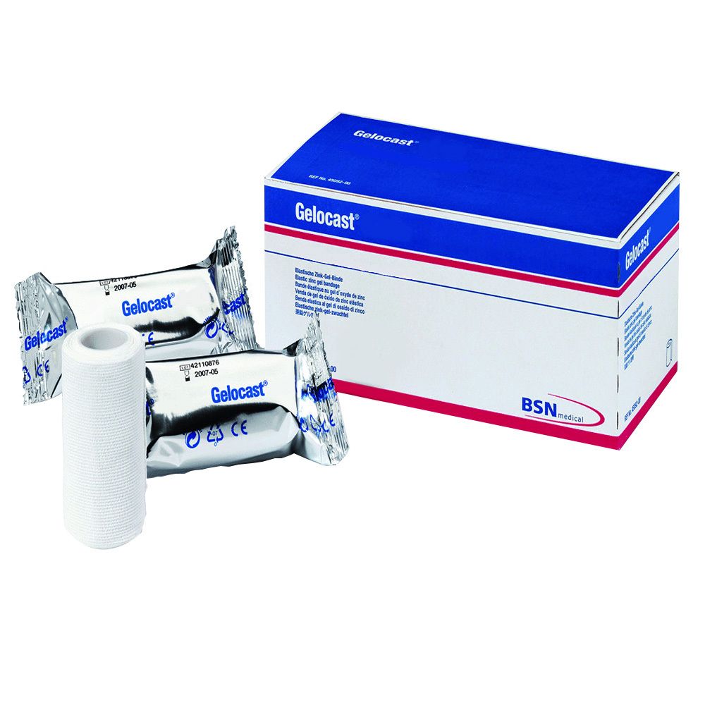 Verbandrol en verpakking. Productnaam en merk zichtbaar. Verpakking met blauwe bovenkant en witte onderkant.