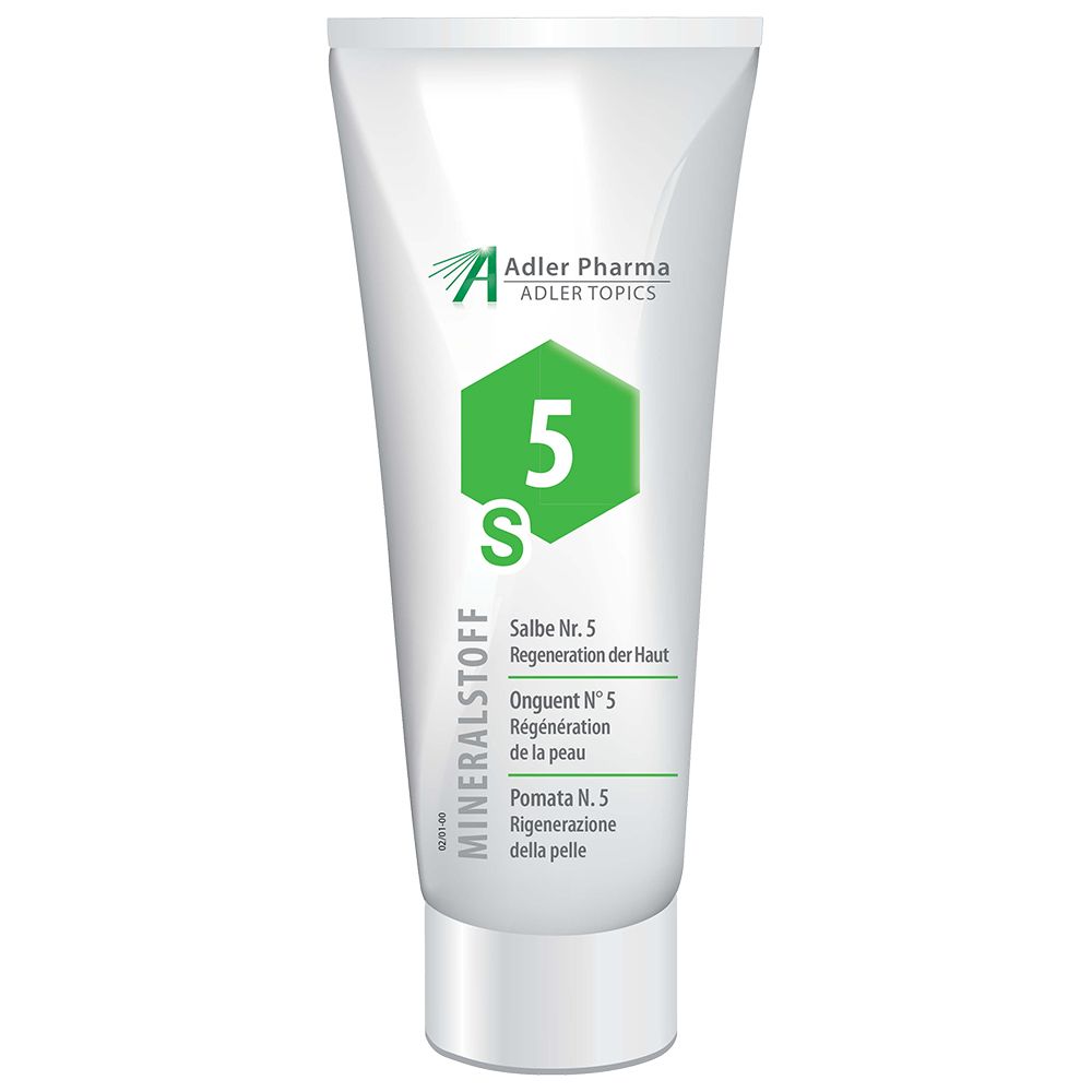 Witte tube met groene zeshoek en "5 S". Tekst: "MINERALSTOFF", "Salbe Nr. 5", "Regeneration der Haut". Merk: Adler Pharma.