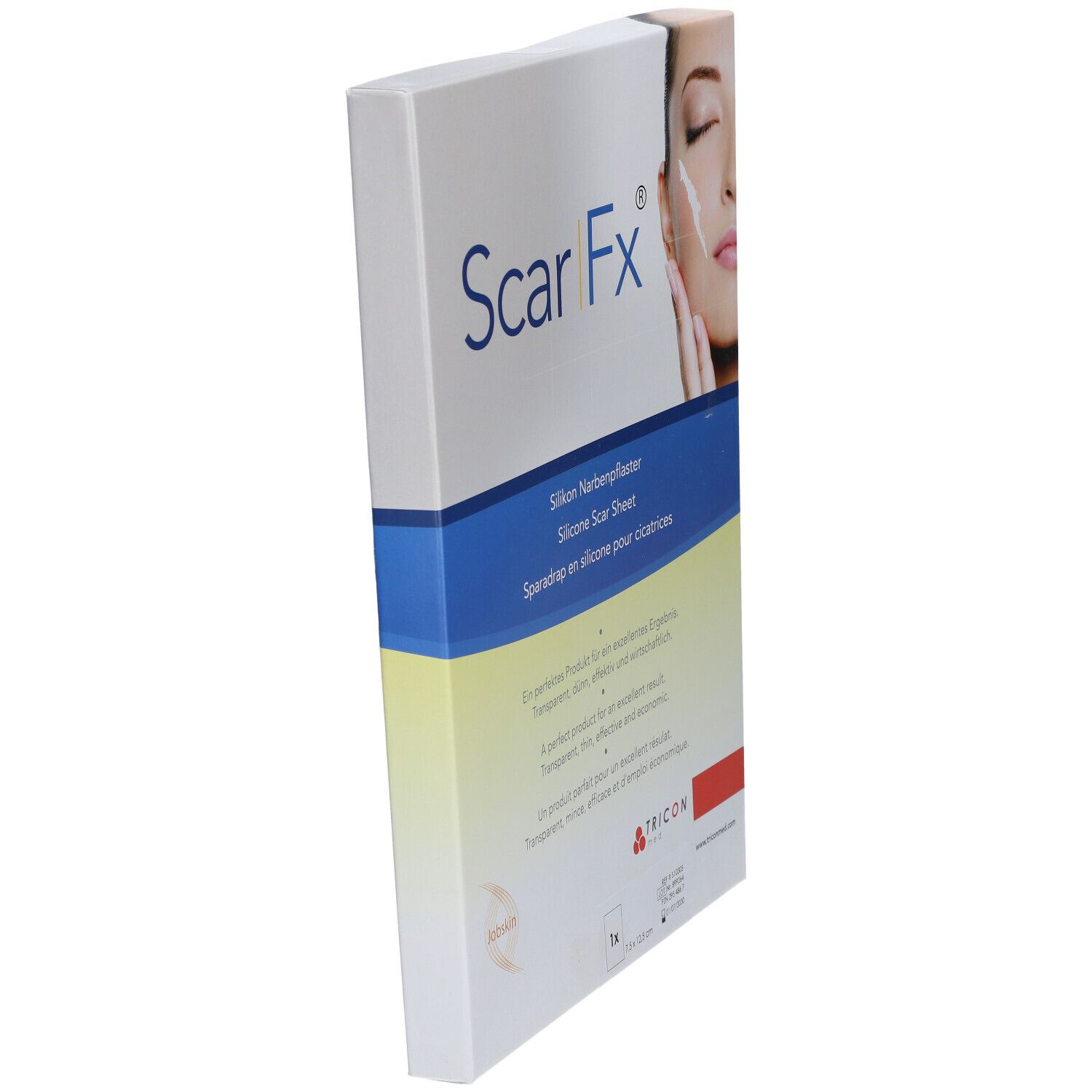 Schuin geplaatste verpakking van Scar Fx siliconen littekenpleister. Opschrift: Silikon Narbenpflaster, Silicone Scar Sheet, Sparadrap en silicone pour cicatrices. Wit, blauw, geel.