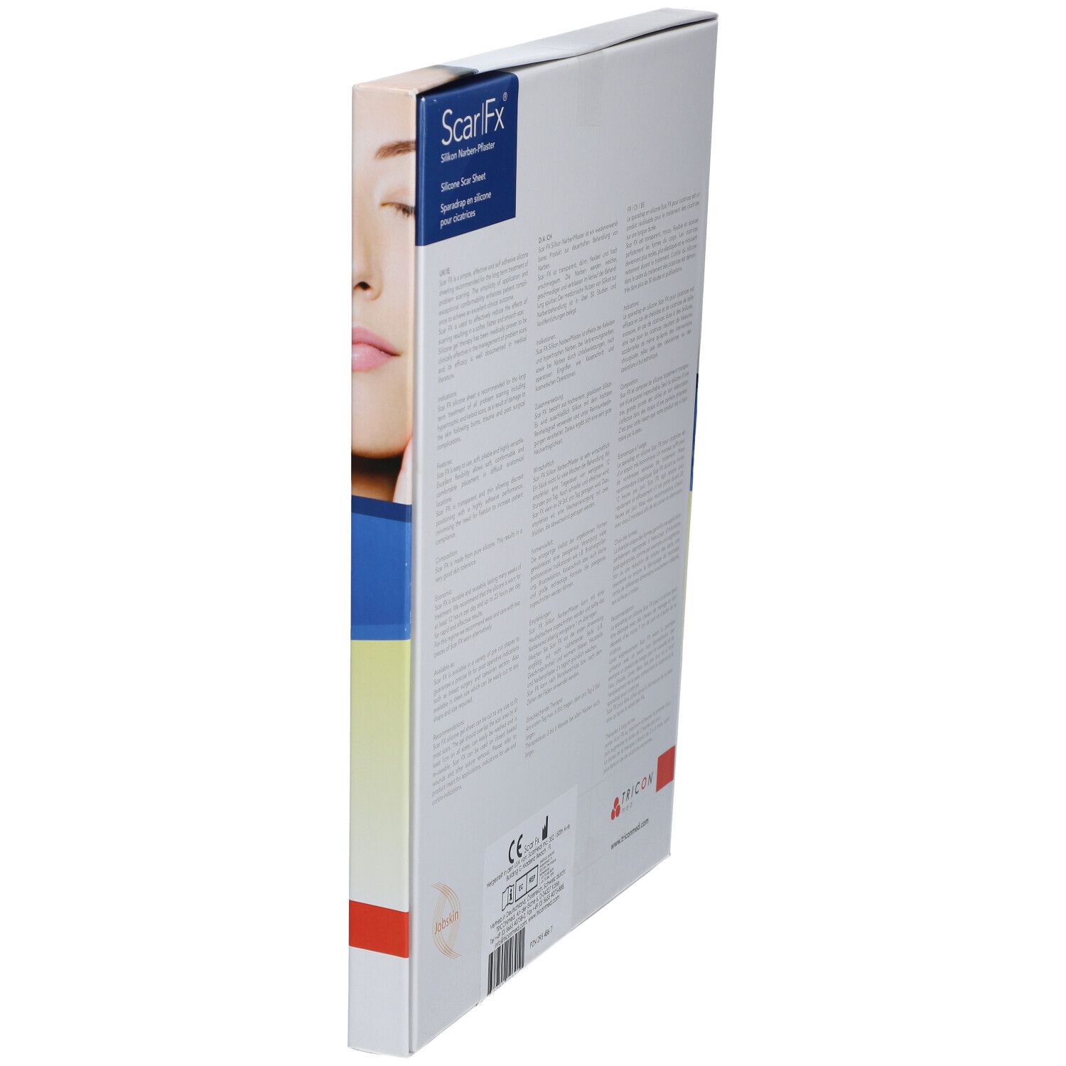 Schuin geplaatste verpakking van Scar Fx. Opschrift: Silikon Narbenpflaster, Silicone Scar Sheet, Sparadrap en silicone pour cicatrices. Logo's en tekst in meerdere talen.