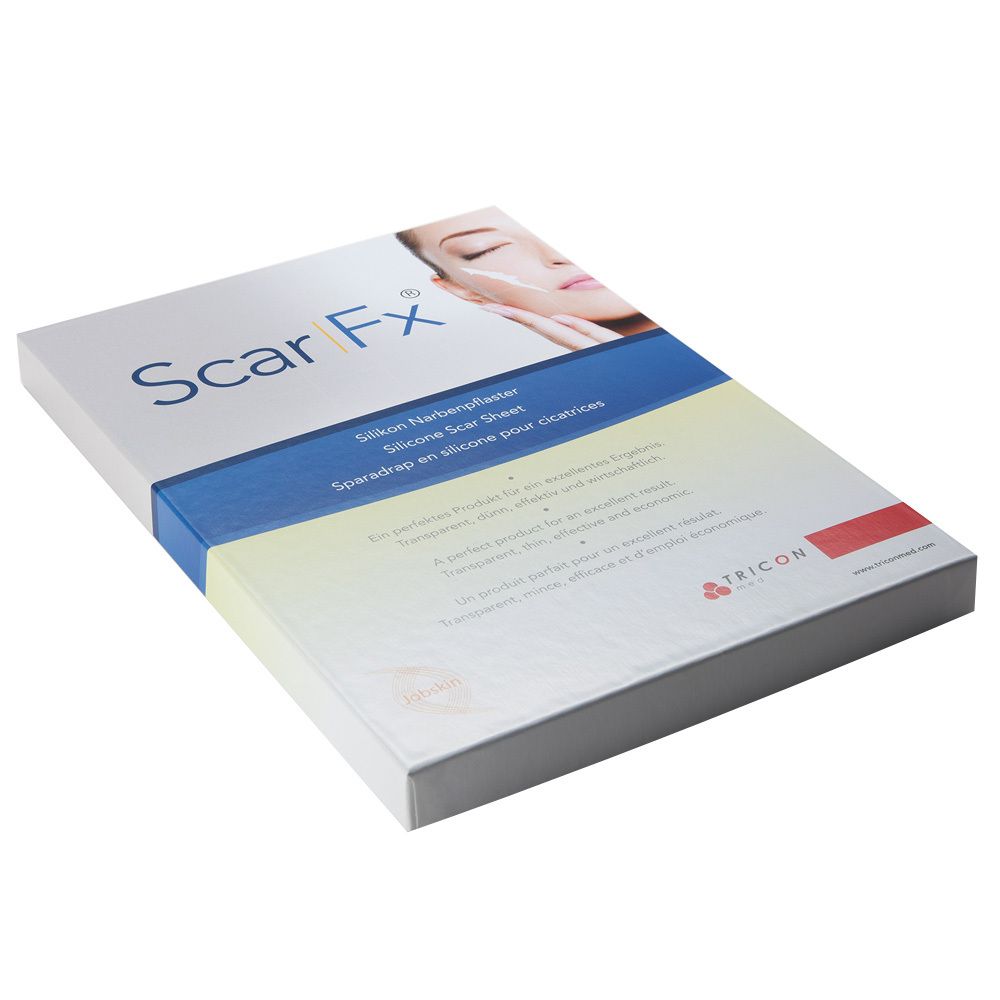 Emballage ScarFX® Silikon Narbenpflaster. Design blanc et bleu avec image et texte du produit. Logo Tricon.
