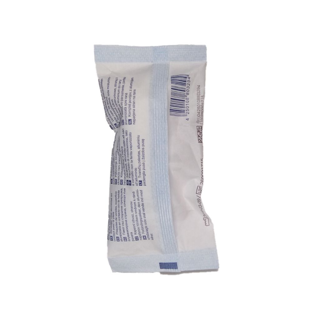 Achterkant van het verbandpakket. Witte verpakking met tekst en barcode. Blauwe accenten op de randen.