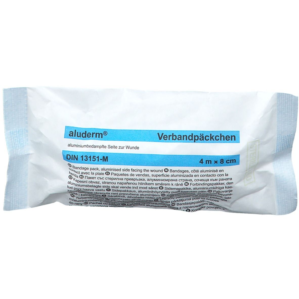 Verbandpakket, plat liggend. Opschrift: aluderm, DIN 13151-M, 4 m x 8 cm. Witte verpakking met blauwe accenten.