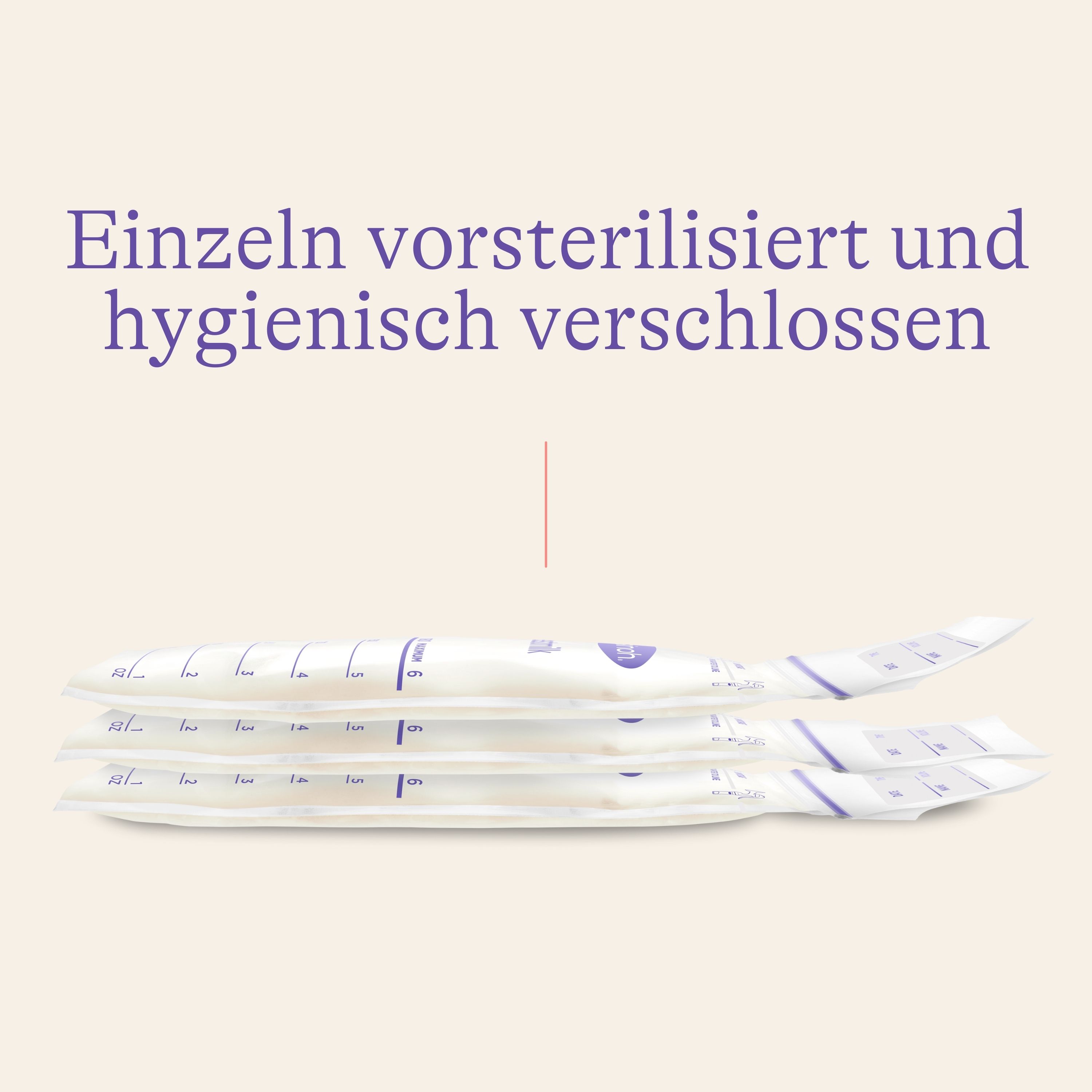 Drie afzonderlijk voorgesteriliseerde en hygiënisch afgesloten moedermelkzakjes liggen naast elkaar. Met meetschaal.